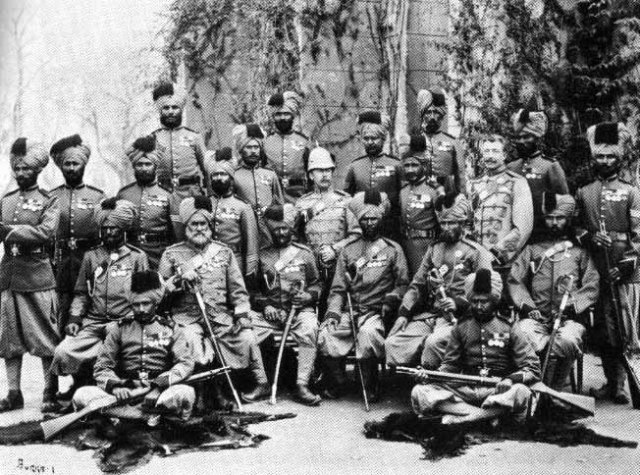Dos oficiales británicos se fotografían con sus soldados cipayos indostanos a fines del siglo XIX