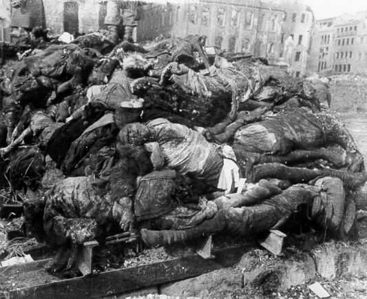 Algunos de los miles de muertos del bombardeo de Dresden